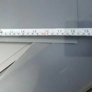 有三十多吨清一色小方板（冷板）尺寸10*40cm，厚度两种规格1.5和1.8mm，以及一部分料尾，型号一样