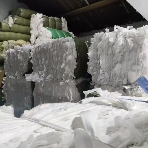 无纺布边角料没有复合 2800一吨。  地址:常州