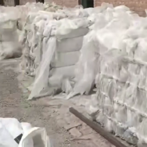 航空物流干造PE高压蓝膜，现货够13米一挂车30多吨，价格便宜 无标签 无垃圾 无水分，2800上海