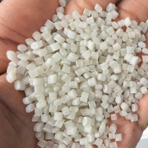 广东东莞低价处理一批原色LDPE，颗粒外观不是很好看，但是性能类似于2426，拉力强，适合吹膜，单价：6000，有兴趣的老板联系哦