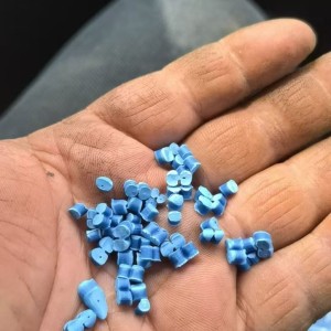 中空板颗粒，含百分40多的钙粉。过80目网。有300多吨。价格2000多一吨。要的联系我。货在秦皇岛。