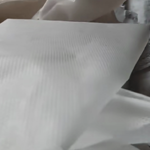 厂子搬家了。有14吨多毛料，有高压有低压。3000多一吨。成卷的。